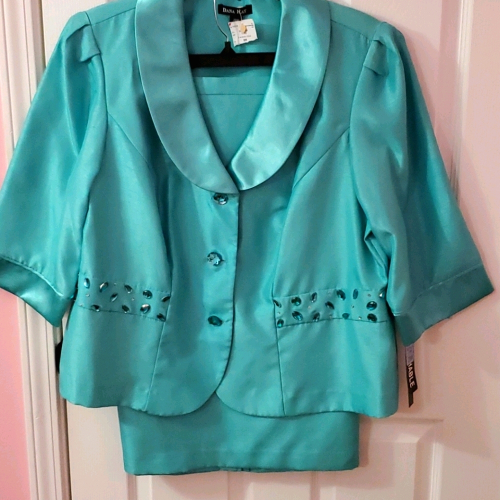 Skirt suit